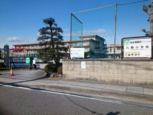近くの小学校まで400m（徒歩5分）