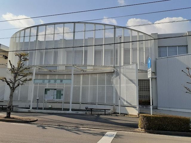 近くの松山市役所石井支所様まで900m(徒歩12分)