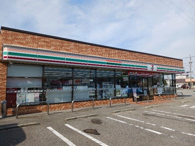 近くのセブンイレブン高岡蓮花寺店まで550m（徒歩7分）