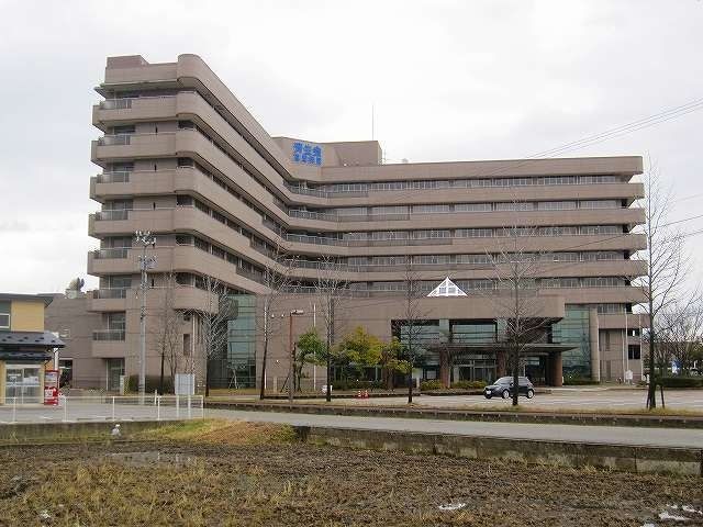近くの済生会高岡病院まで2,600m（徒歩33分）