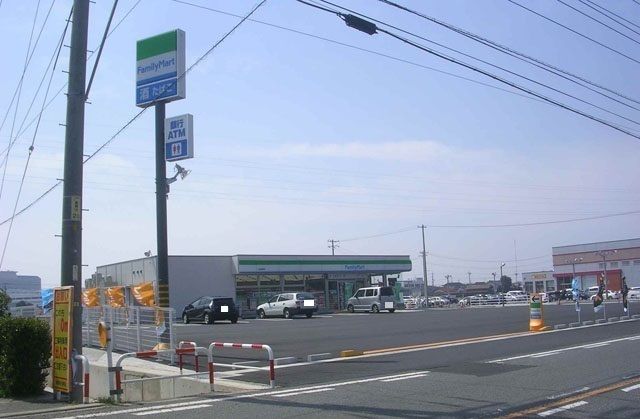 近くのファミリーマート いずも高岡店まで550m（徒歩7分）