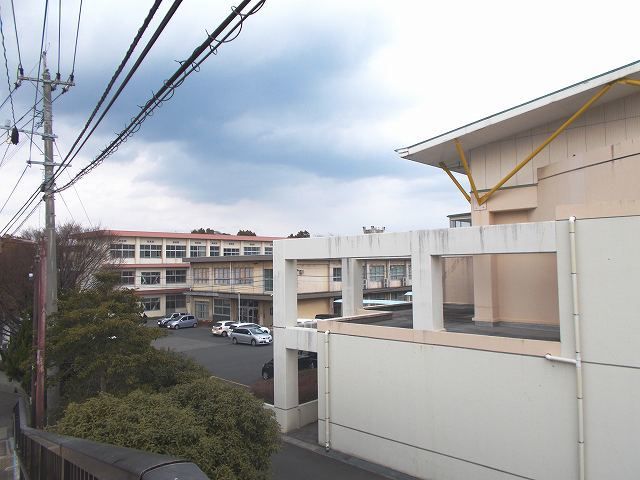 近くの土々呂中学校まで180m（徒歩3分）