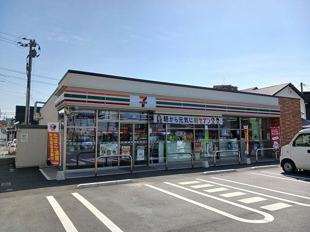 近くのセブンイレブン周南慶万町店まで550m（徒歩7分）