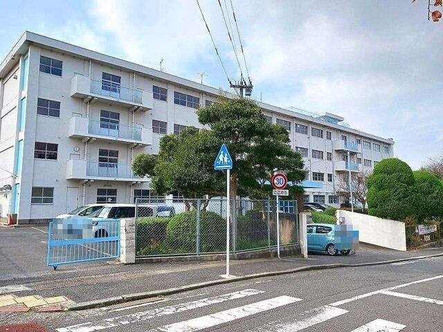 近くの北九州市立　萩ケ丘小学校まで850m（徒歩11分）