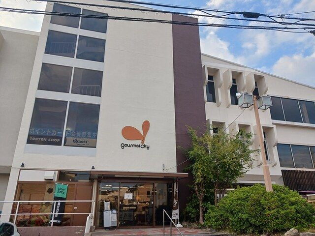 近くのグルメシシティ北山店まで500m（徒歩7分）