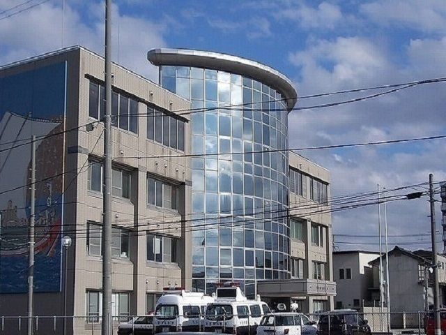 近くの臨港警察署まで683m（徒歩9分）