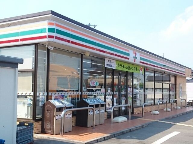 近くのコンビニまで260m（徒歩4分）