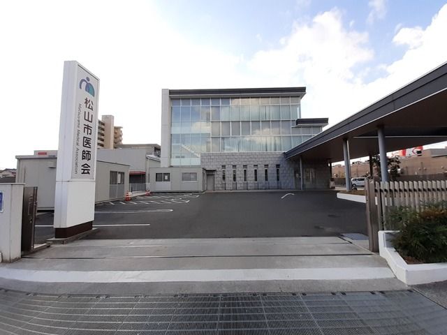 近くの松山市医師会様まで1,300m（徒歩17分）