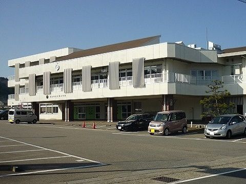 近くの古里小学校まで550m（徒歩7分）
