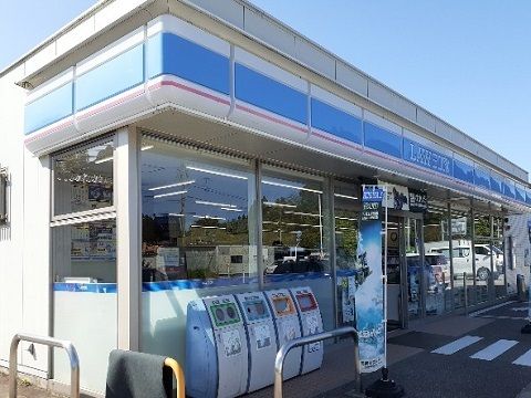 近くのローソン富山婦中新町店まで600m（徒歩8分）