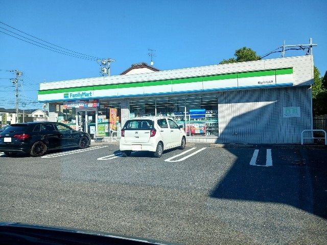 近くのファミリーマートまで980m(徒歩13分)