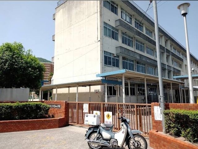 近くの可部小学校まで650m(徒歩9分)