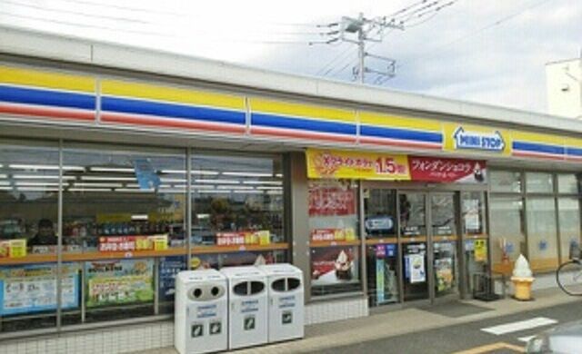 近くのミニストップ前原東３丁目店まで400m（徒歩5分）