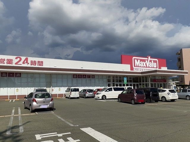 近くのマックスバリュ新託麻店まで400m(徒歩5分)