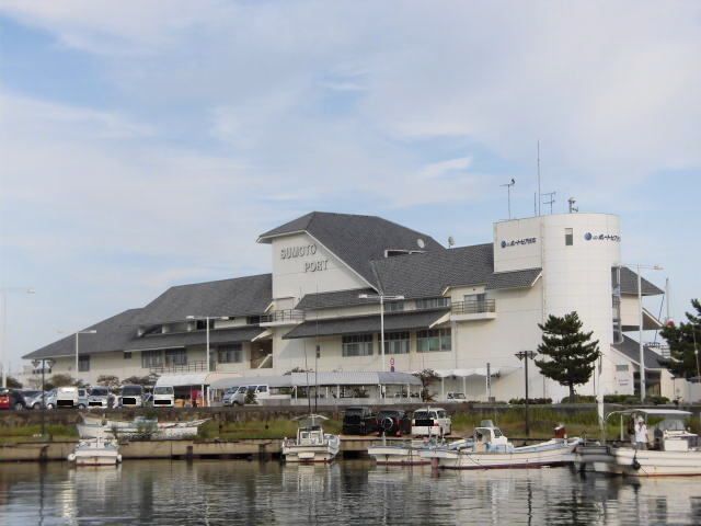 近くの洲本バスターミナルまで2,000m（徒歩25分）