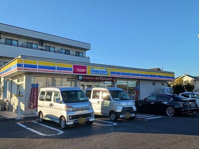 近くのコンビニまで550m（徒歩7分）