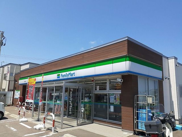 近くのファミリーマート青森小柳店まで650m（徒歩9分）