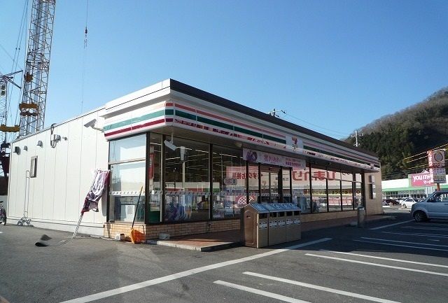 近くのセブンイレブン三次畠敷町店まで1,300m（徒歩17分）