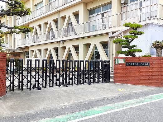 近くの稲沢市立 片原一色小学校まで1,100m(徒歩14分)