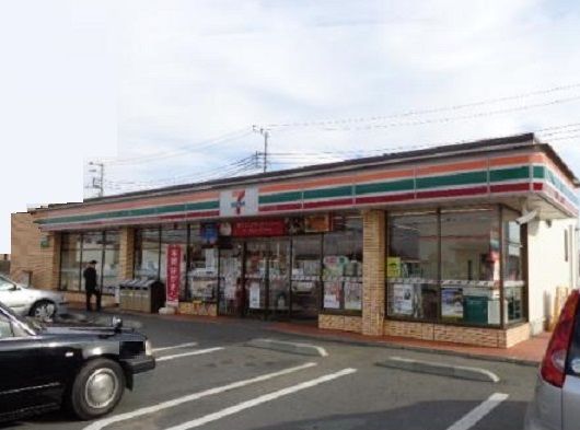 近くのセブンイレブン古市場2丁目店まで600m（徒歩8分）