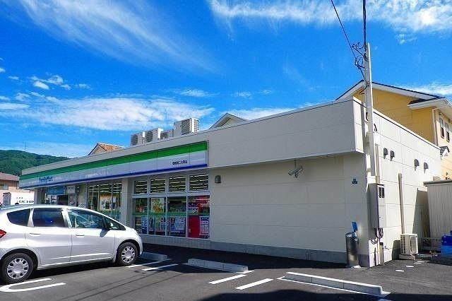 近くのコンビニまで450m（徒歩6分）