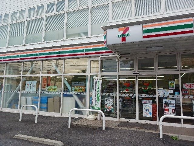 近くのセブン-イレブン国際会議場前店まで350m（徒歩5分）