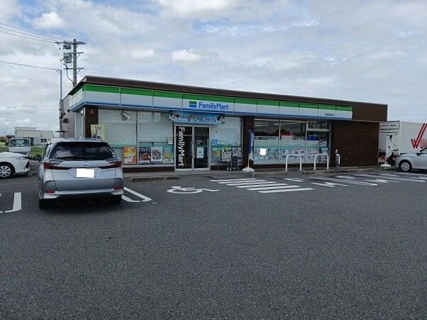 近くのファミリーマートまで770m（徒歩10分）