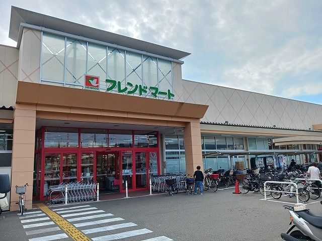 近くのフレンドマート　梅津店まで500m（徒歩7分）