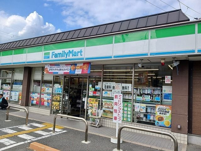 近くのファミリーマート梅津段町店まで220m（徒歩3分）