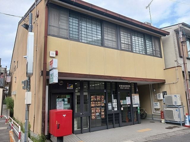 近くの京都梅津郵便局まで90m（徒歩2分）