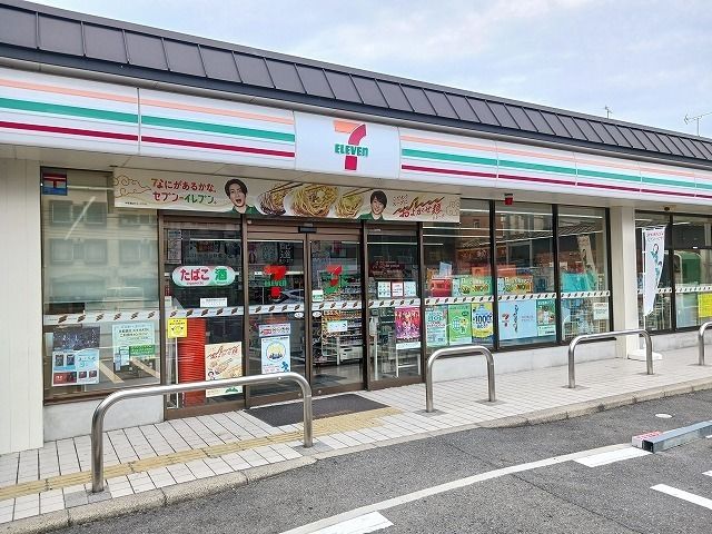 近くのセブンイレブン京都梅津店まで90m（徒歩2分）