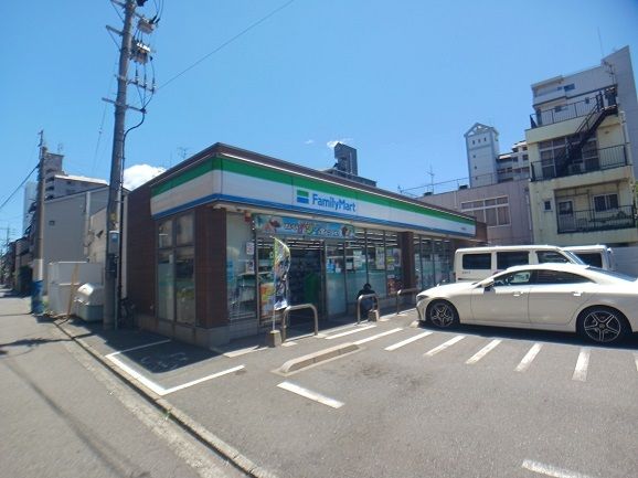 近くのファミリーマート戸畑明治町店まで130m（徒歩2分）