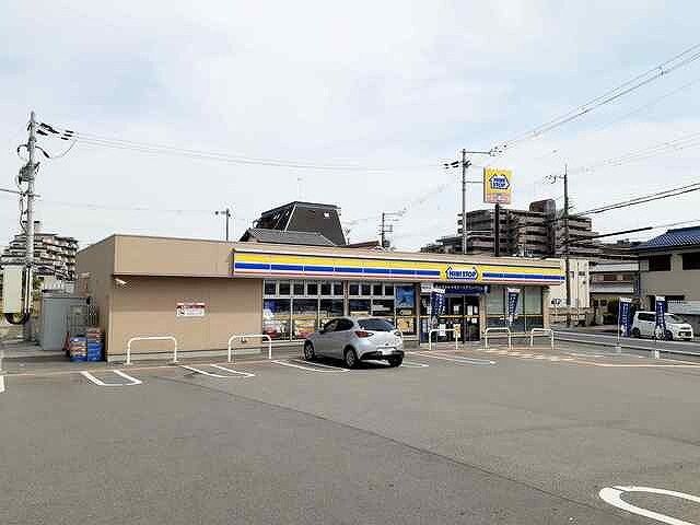 近くのミニストップ明石魚住清水店まで400m(徒歩5分)