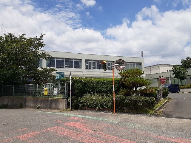 近くの東浦町立卯ノ里小学校まで590m（徒歩8分）