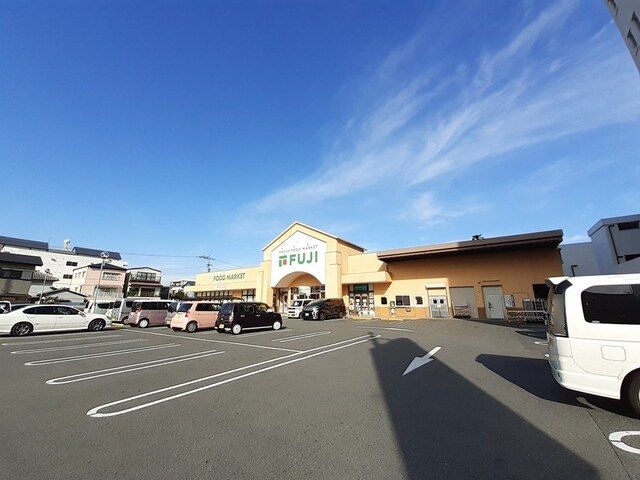 近くのフジ桜井店まで600m（徒歩8分）