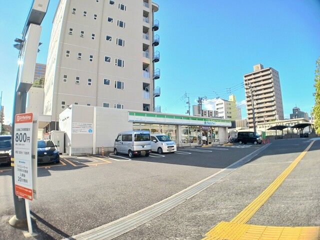 近くのファミリーマート かるぽーと前まで700m（徒歩9分）