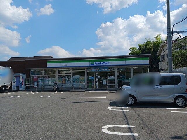 近くのファミリーマートまで559m（徒歩7分）