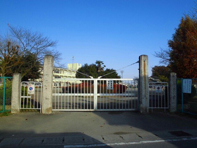 近くの佐野市立界小学校まで2,100m（徒歩27分）