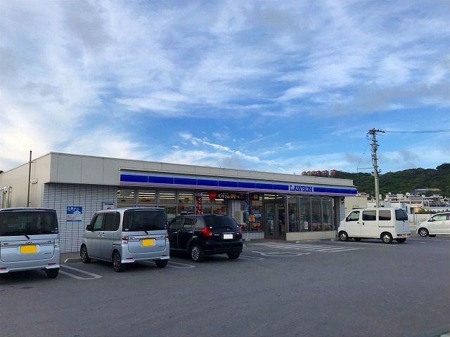 近くのローソンうるま塩屋店まで500m（徒歩7分）