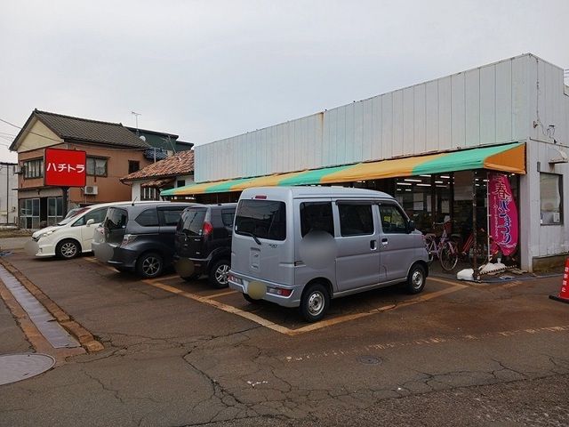 近くのハチトラ　城所店まで400m（徒歩5分）