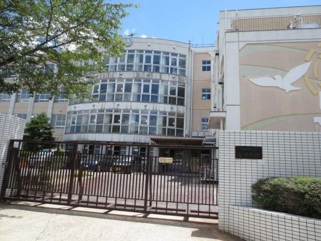 近くの名古屋市立滝ノ水小学校まで1,300m（徒歩17分）