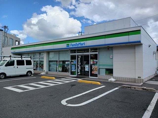 近くのファミリーマートさんまで550m(徒歩7分)