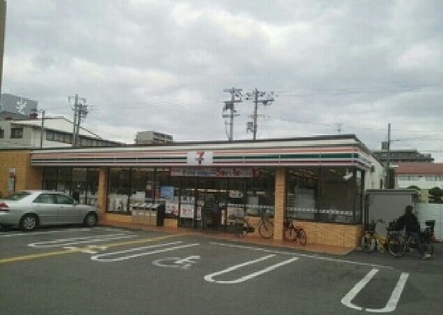 近くのセブンイレブン大阪住道矢田8丁まで400m（徒歩5分）