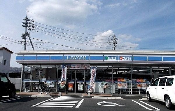 近くのローソン松江ガーデンコート店まで800m（徒歩10分）