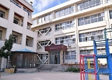 近くの安小学校まで1,100m（徒歩14分）
