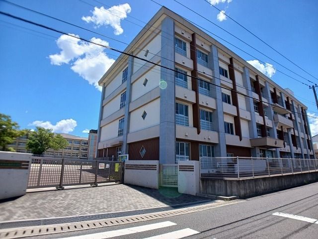 近くの鶴崎小学校まで500m（徒歩7分）