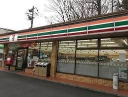 近くのセブンイレブン宮側町店まで1,200m（徒歩15分）