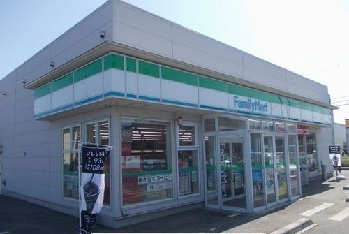近くのファミリーマート三沢南山店まで160m（徒歩2分）