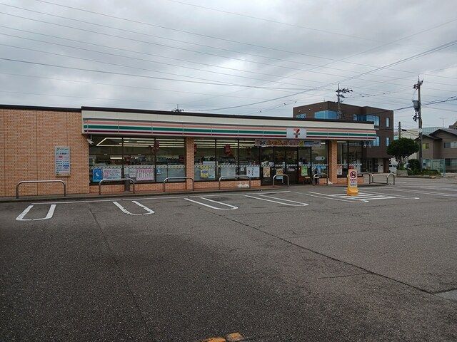 近くのセブンイレブン野々市扇が丘店まで338m(徒歩5分)