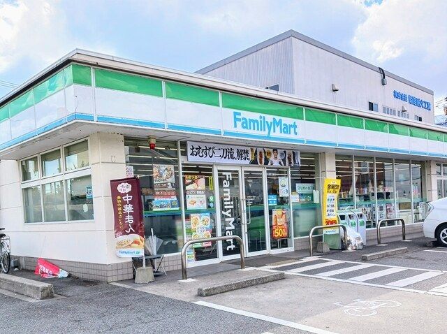 近くのファミリーマート中島店まで850m（徒歩11分）